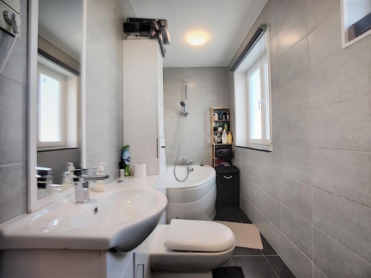 Gezinswoning met drie slaapkamers, terras en uitweg achteraan - Zwankendamme 