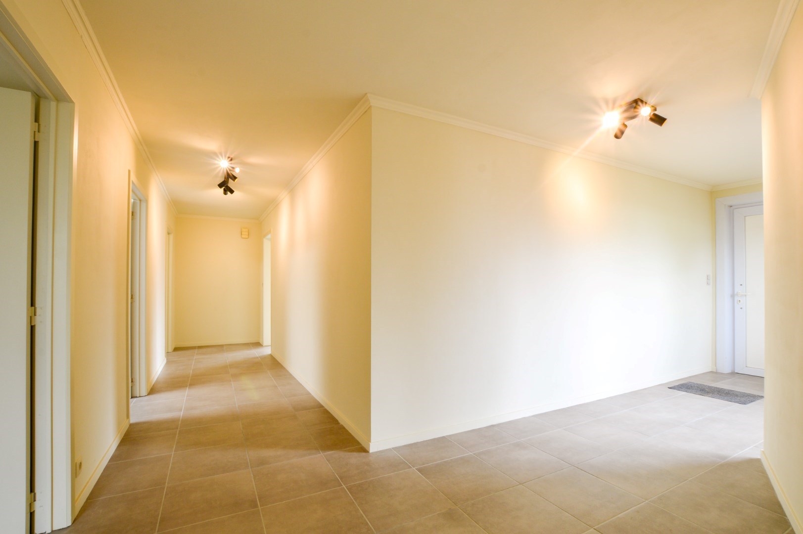 Ruim appartement (146 m²) met 2 slaapkamers in het centrum van Jabbeke 