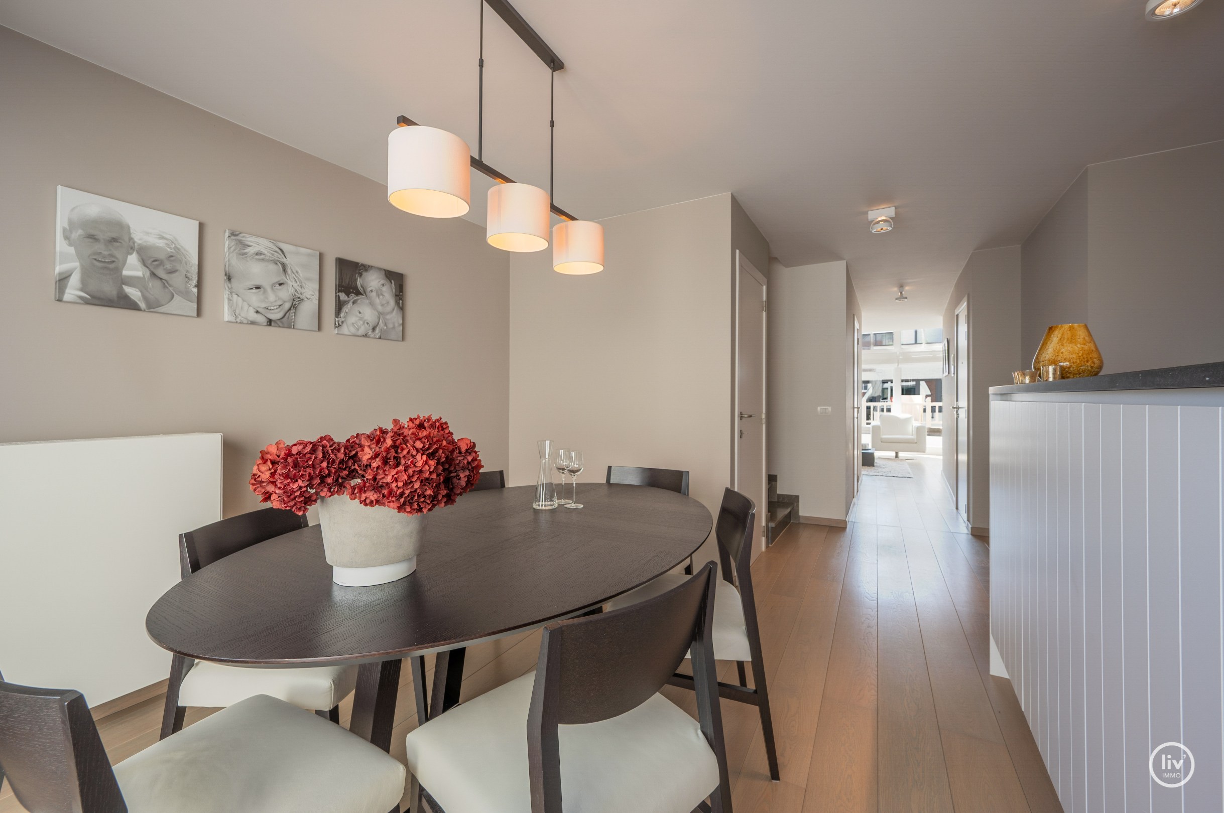 Appartement en duplex ensoleillé et spacieux avec terrasse orientée plein sud situé dans la Zoutelaan à Knokke. 