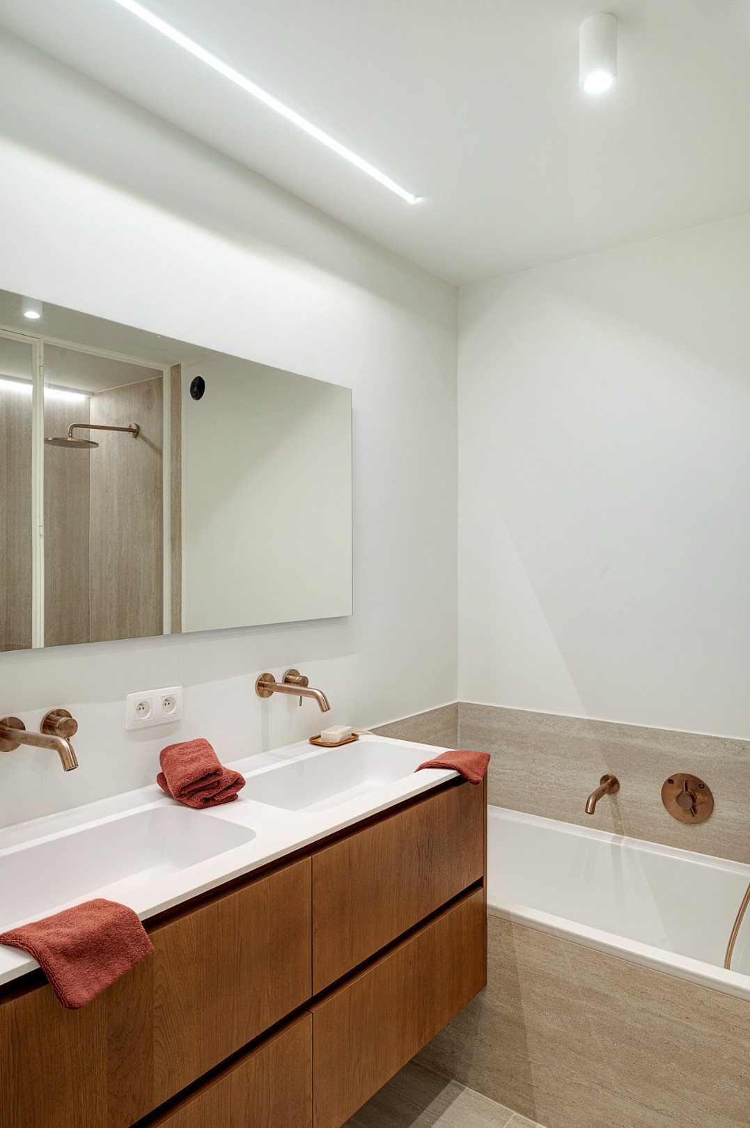 Appartement d'angle spacieux et luxueusement rénové avec des vues dégagées et une largeur de façade de plus de 16 mètres. 