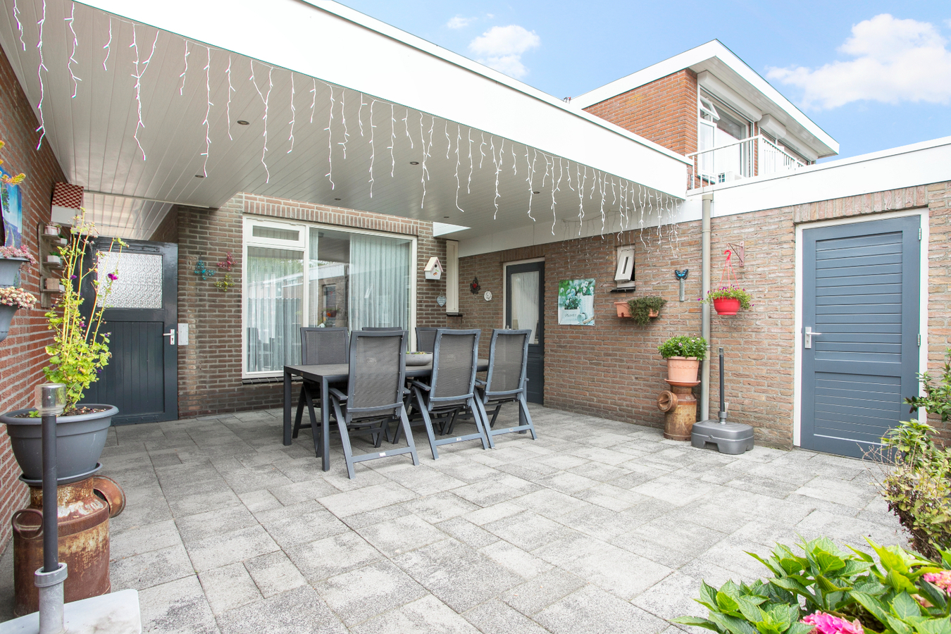 Hoekwoning met garage, carport, overkapping en bergingen gelegen op 326m2 in het centrum van Bladel. 