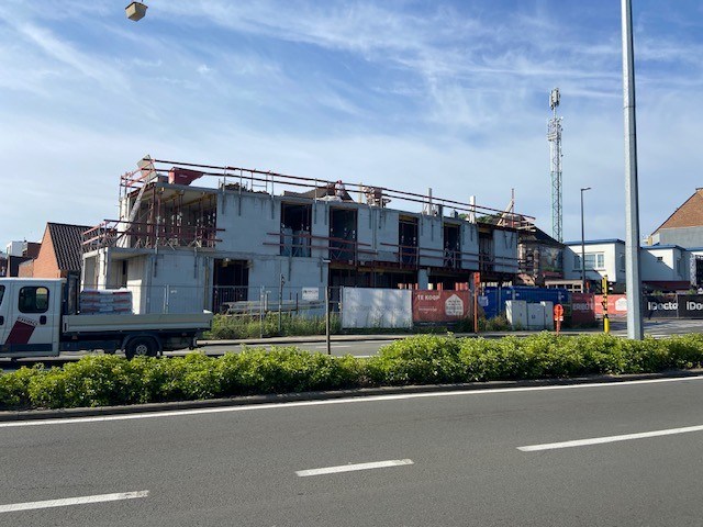 Gelijkvloerse handelsruimte van 143 m² met luxe appartement op een toplocatie in Waregem! 