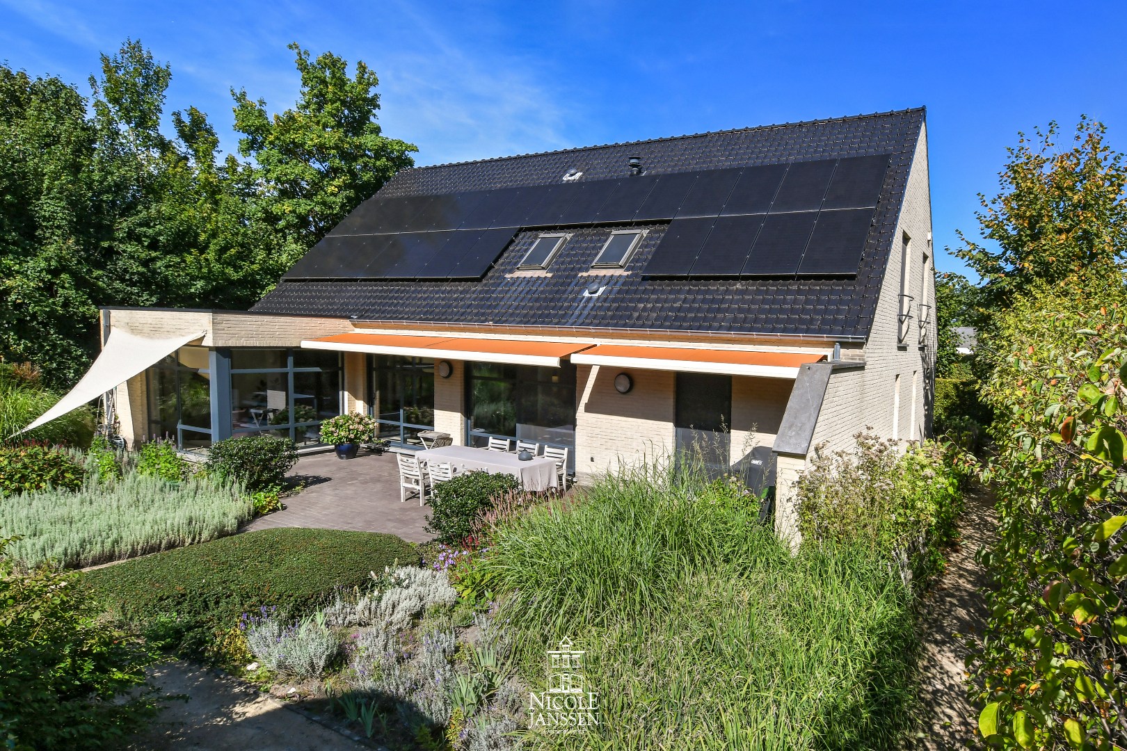 Beklinkerd terras aan de achterzijde 