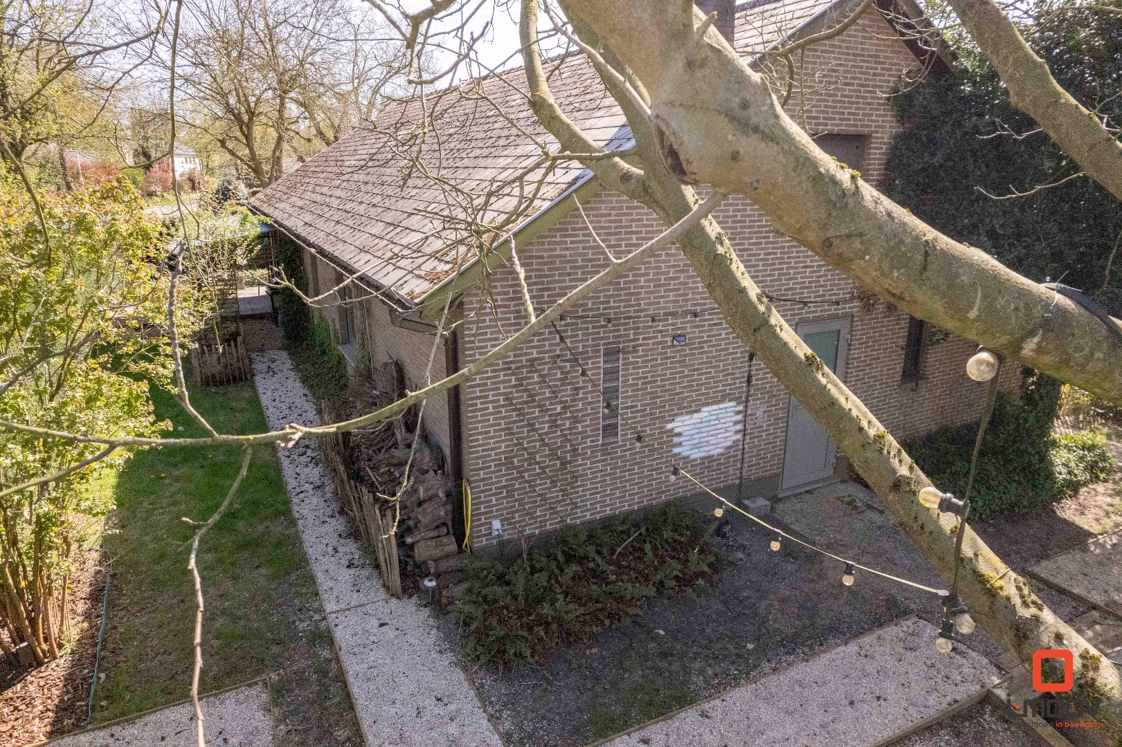 Open bebouwing met 3 slaapkamers en grote tuin in residentiële, groene woonwijk 