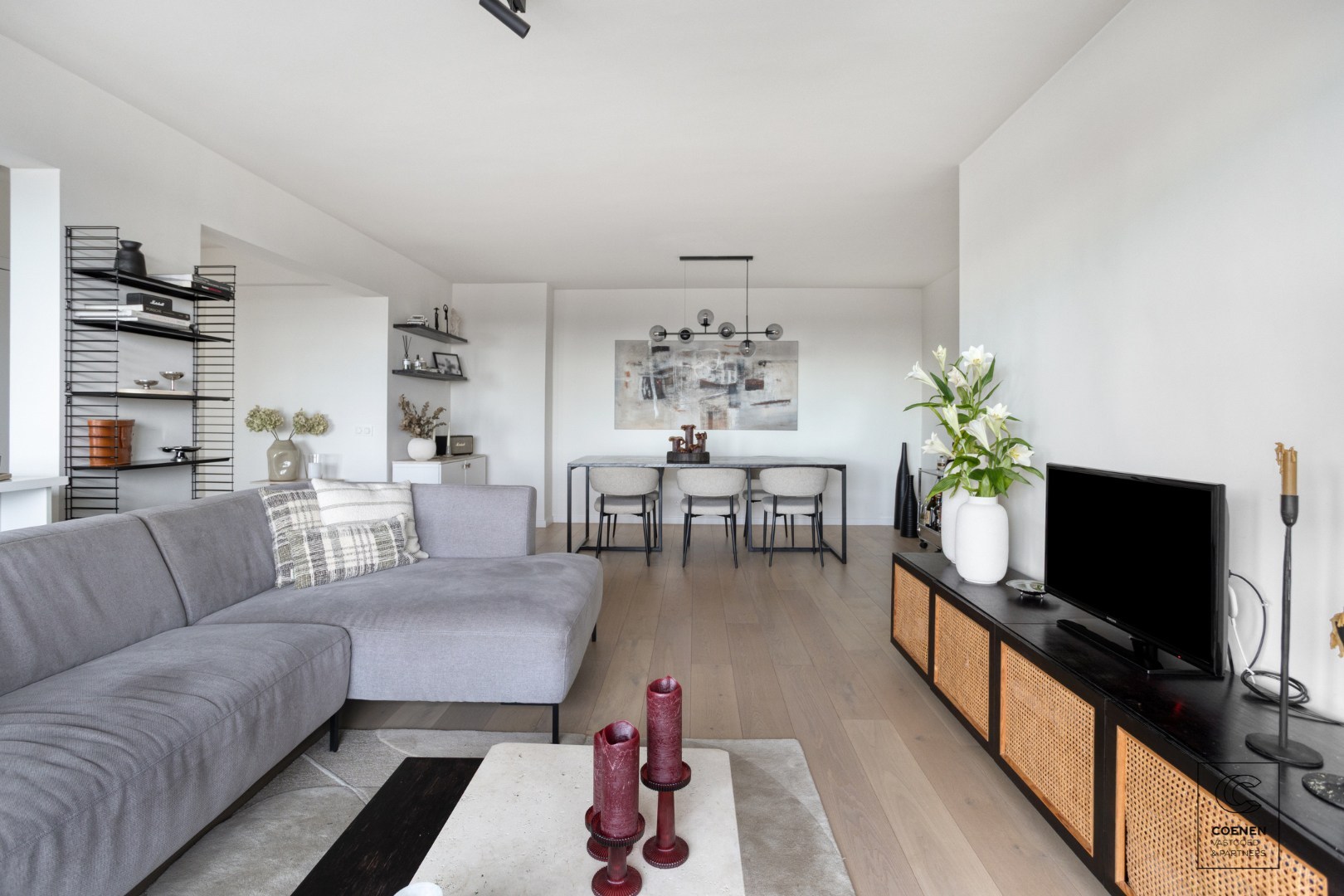 Stijlvol gerenoveerd appartement met 2 slaapkamers &amp; zonnig terras op toplocatie te Berchem 