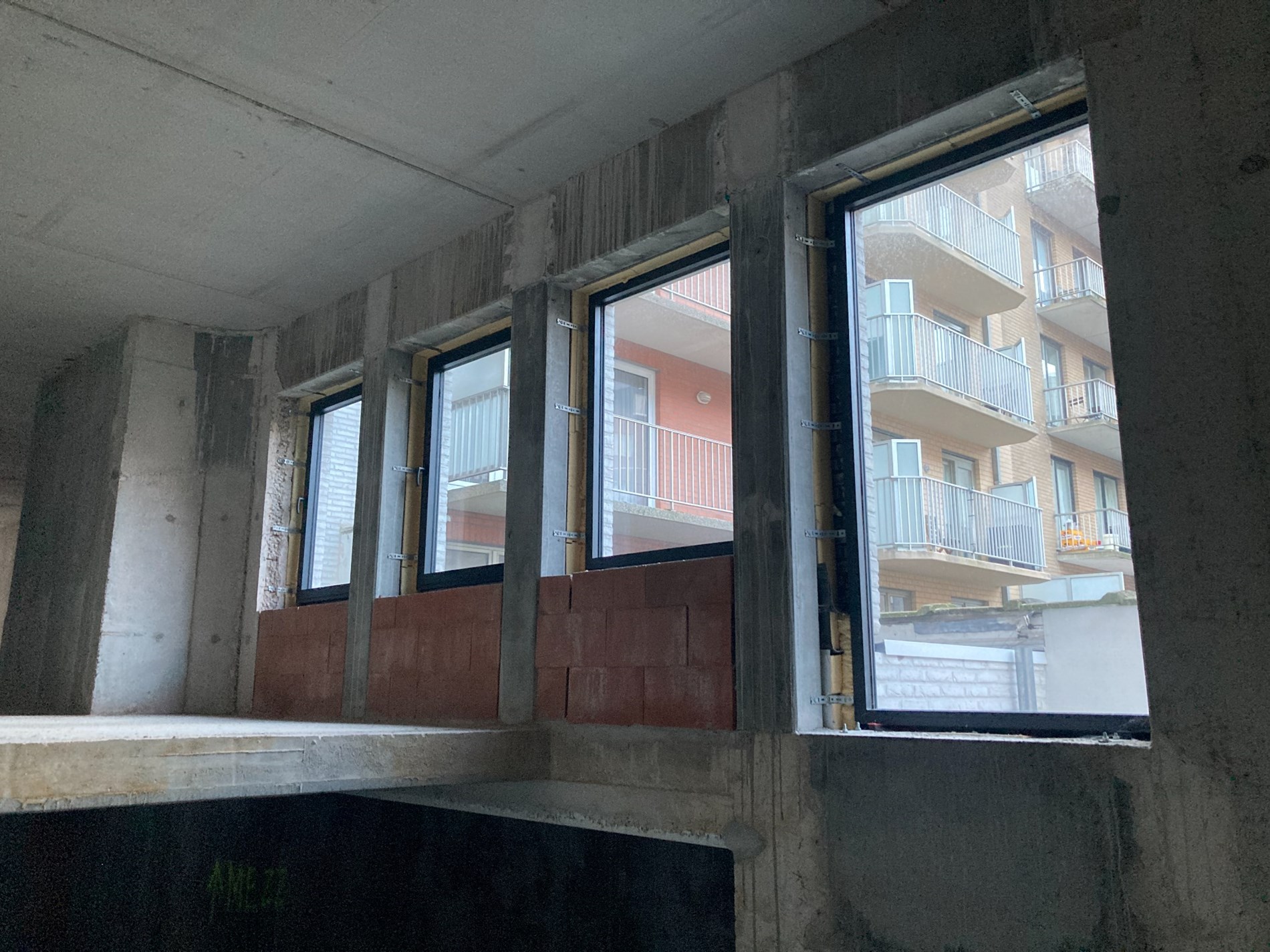 Local commercial avec mezzanine et beaucoup de luminosité situé dans une résidence neuve dans un emplacement de choix sur la Lippenslaan à Knokke. 