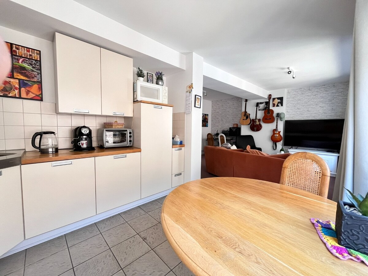 Comfortabel appartement op de 1ste verdieping van een kleinschalige residentie op een steenworp van de historische markt! 