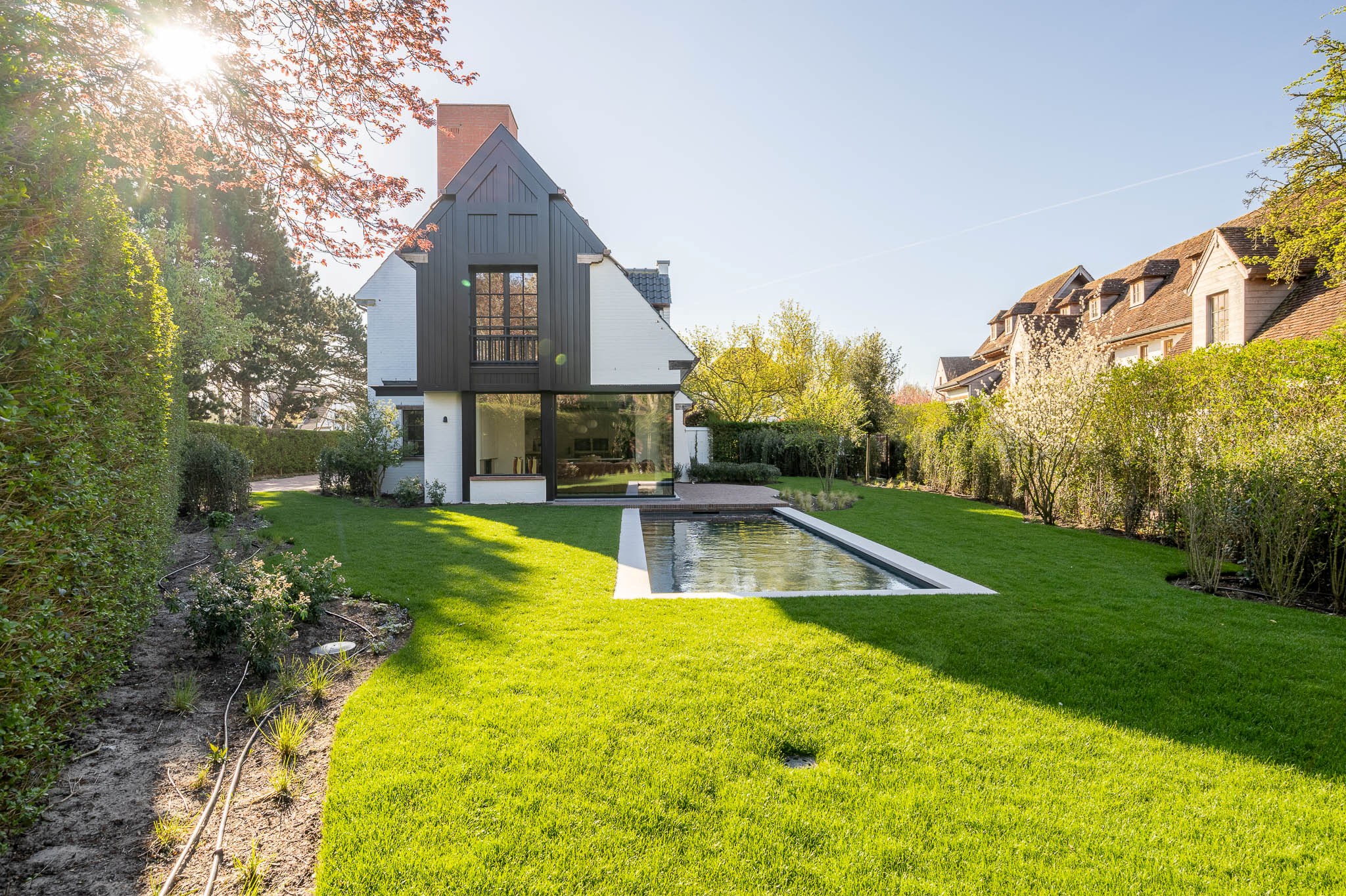 Luxueus gerenoveerde koppelvilla met zwembad in de Noordzeelaan te Knokke. 