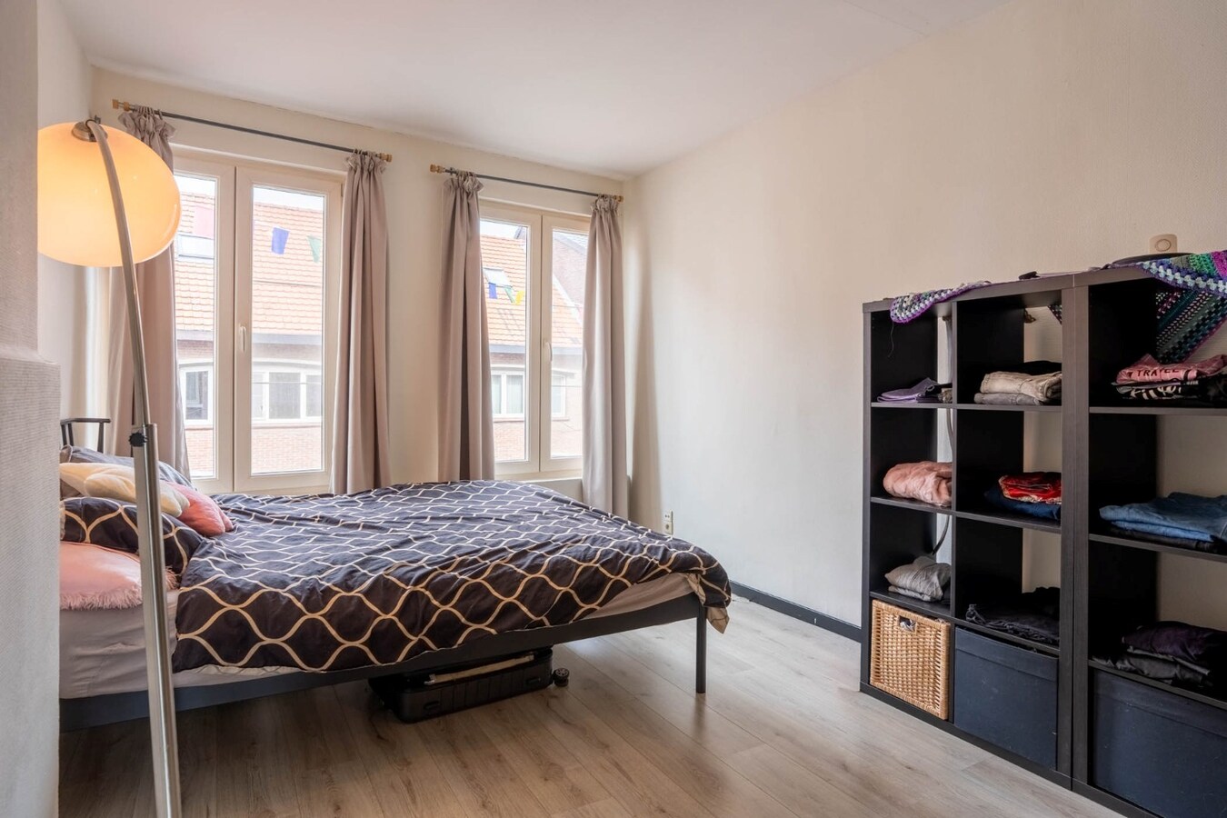 Een knusse rijwoning met tuintje en 3 slaapkamers, gelegen pal in het centrum van Maaseik. 