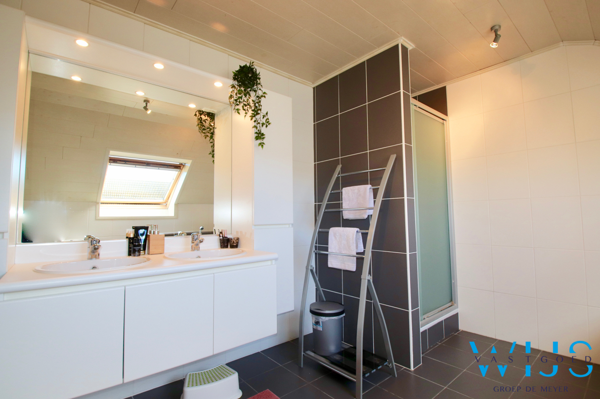 Instapklaar woonhuis in een rustige woonwijk te EEKLO ! 