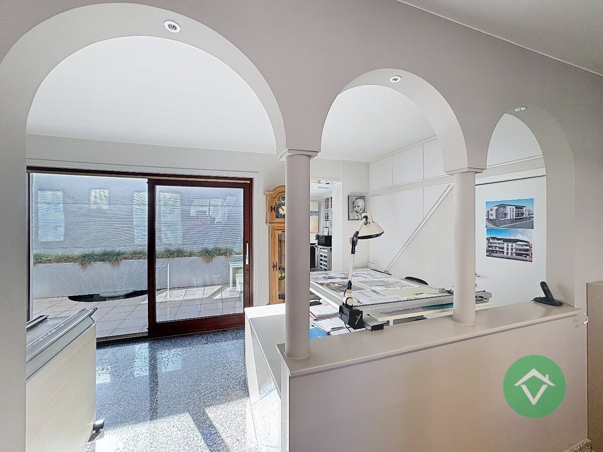 Deze instapklare handelswoning is gelegen in het centrum op een commerciële topligging op de markt van Koekelare 