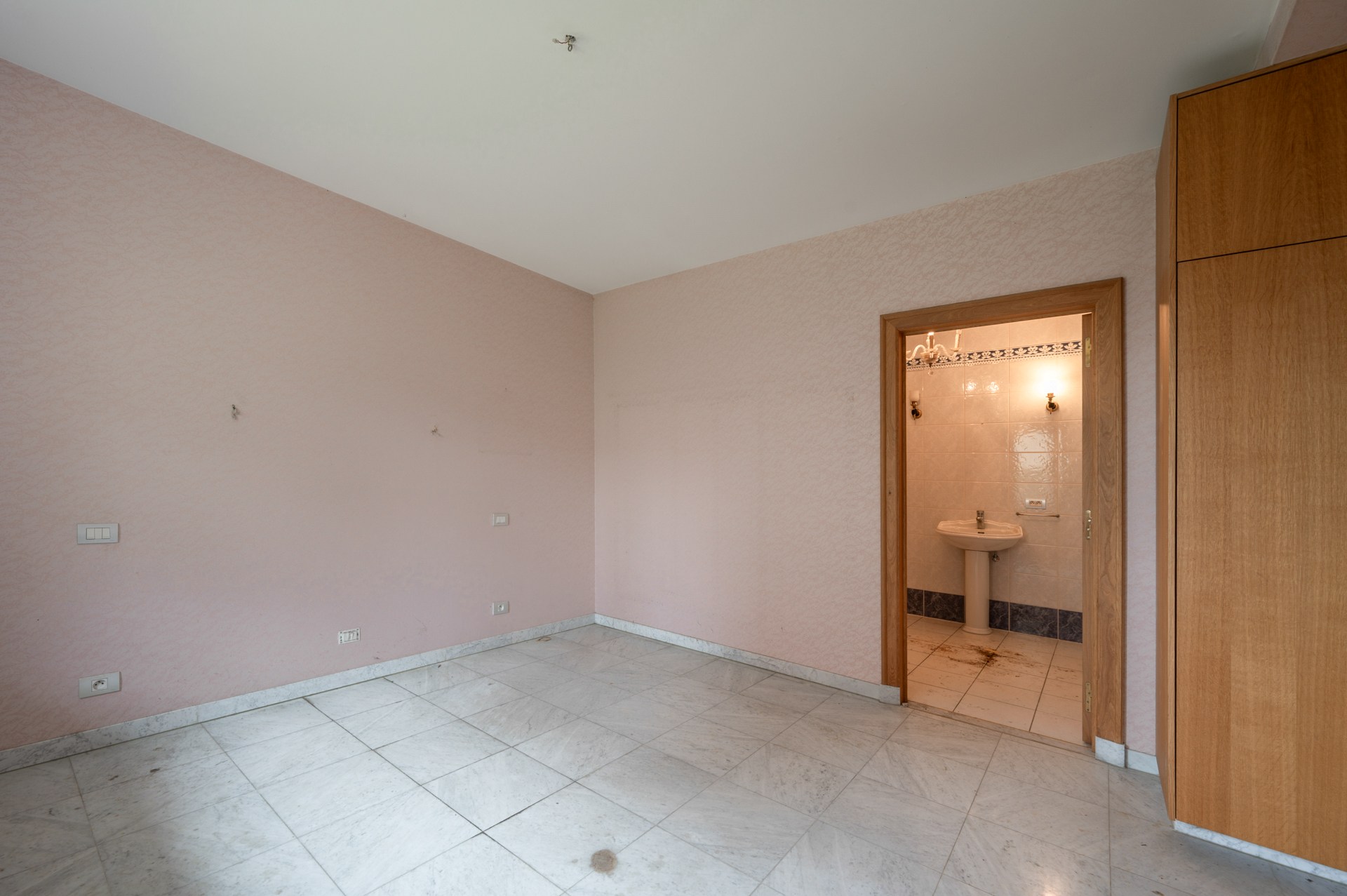 Ontdek deze karaktervolle villa, rustig gelegen in het gegeerde Duinbergen, op wandelafstand van het strand (incl. zeer ruime dubbele inpandige garage) 