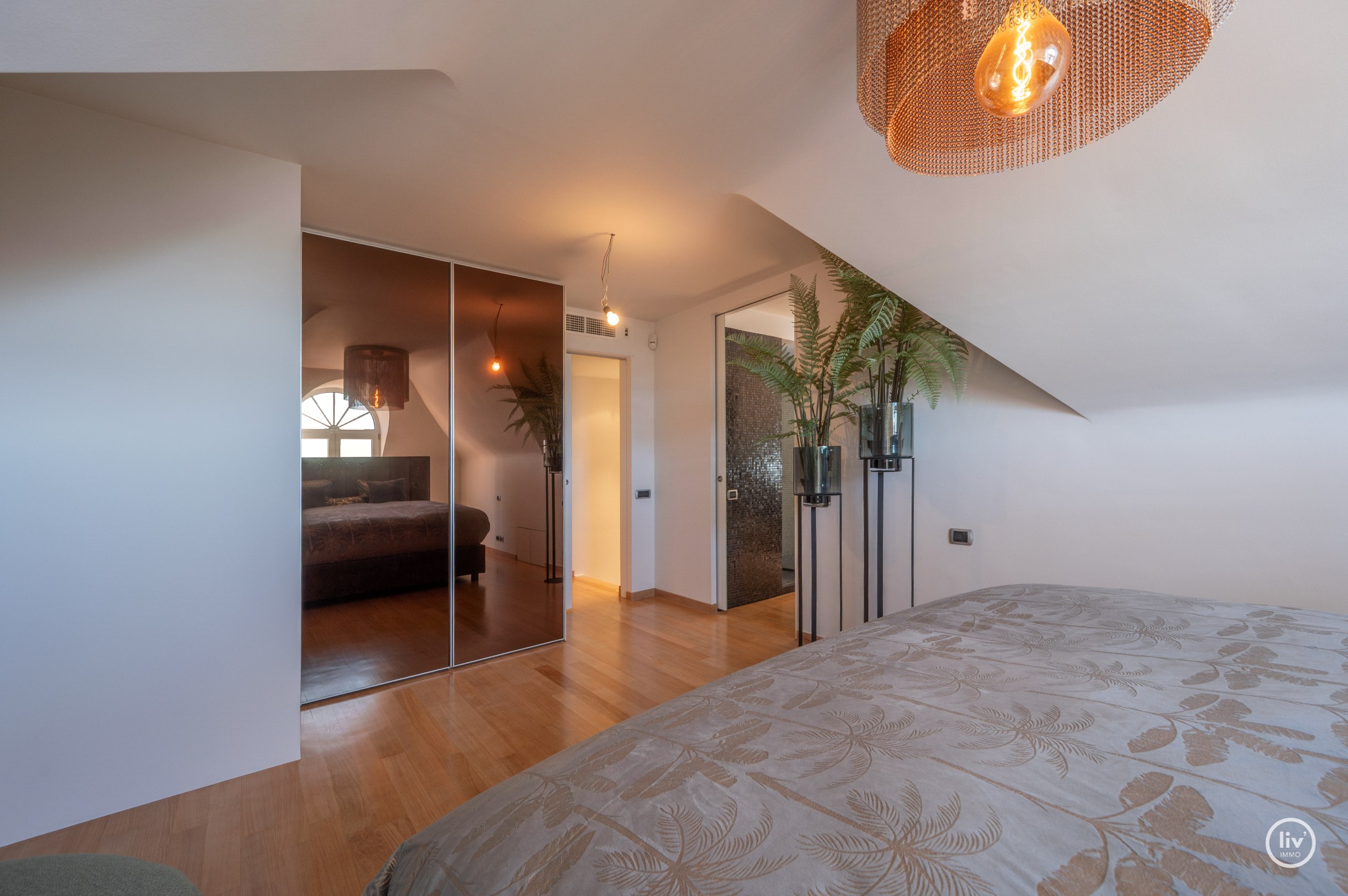 Prachtig en ruim 3-slaapkamerappartement met mooie terrassen en magnifiek open zicht alsook zeezicht.. 