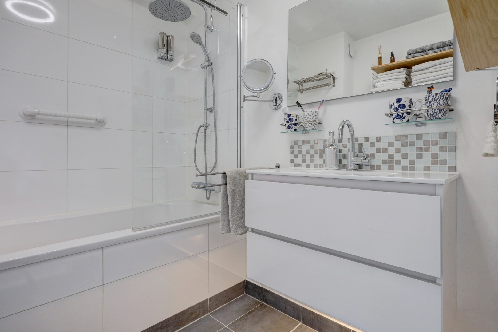 Woon-aanbieding 2 voor de prijs van één! Verrassend ruime 5-kamer woning, zonnige achtertuin, 2 keukens, 2 badkamers, parkeergelegenheid voor de deur.. 