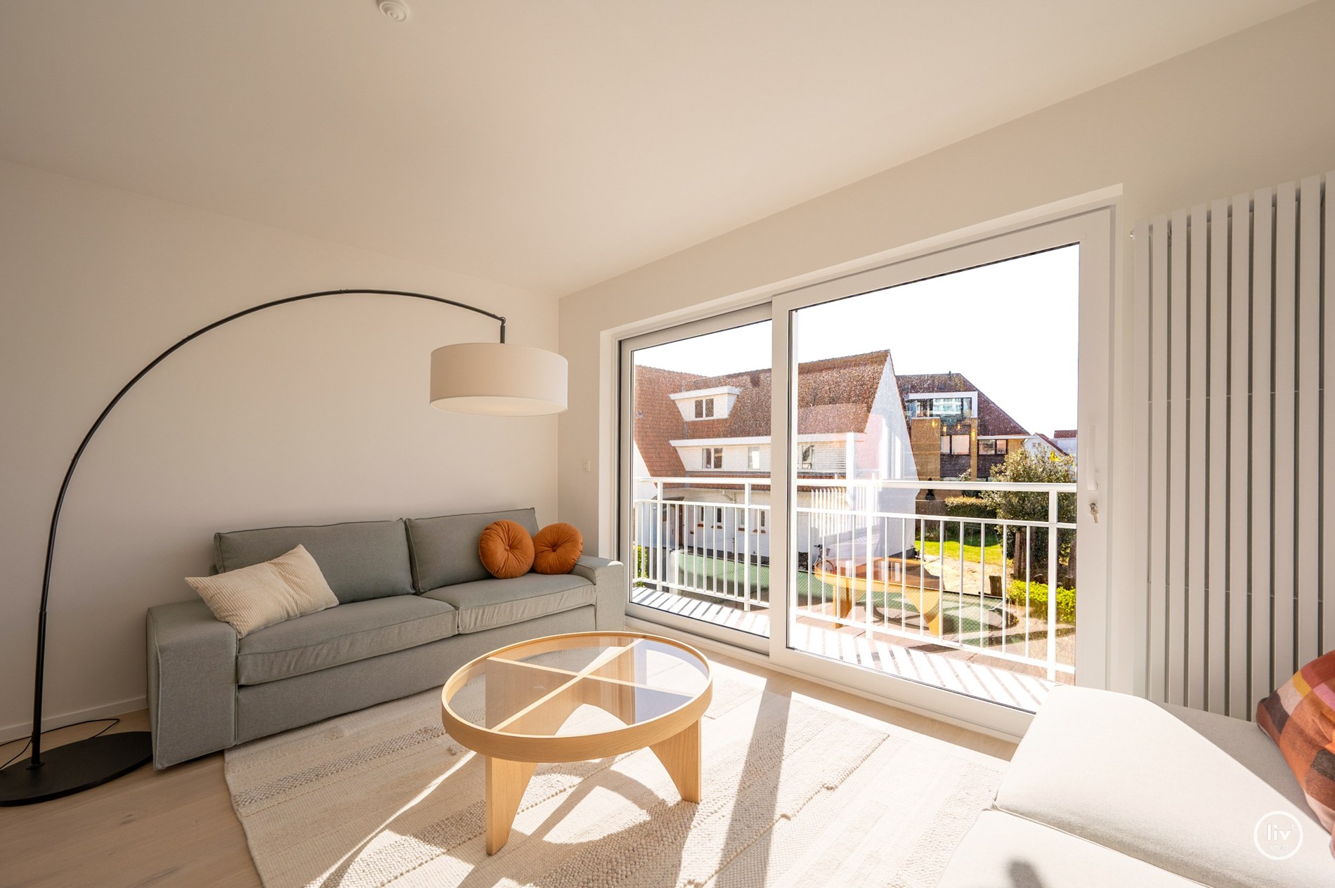 Appartement d'angle orienté au sud avec vue dégagée, situé dans une charmante résidence de villas à distance de marche de la digue de Duinbergen. 
