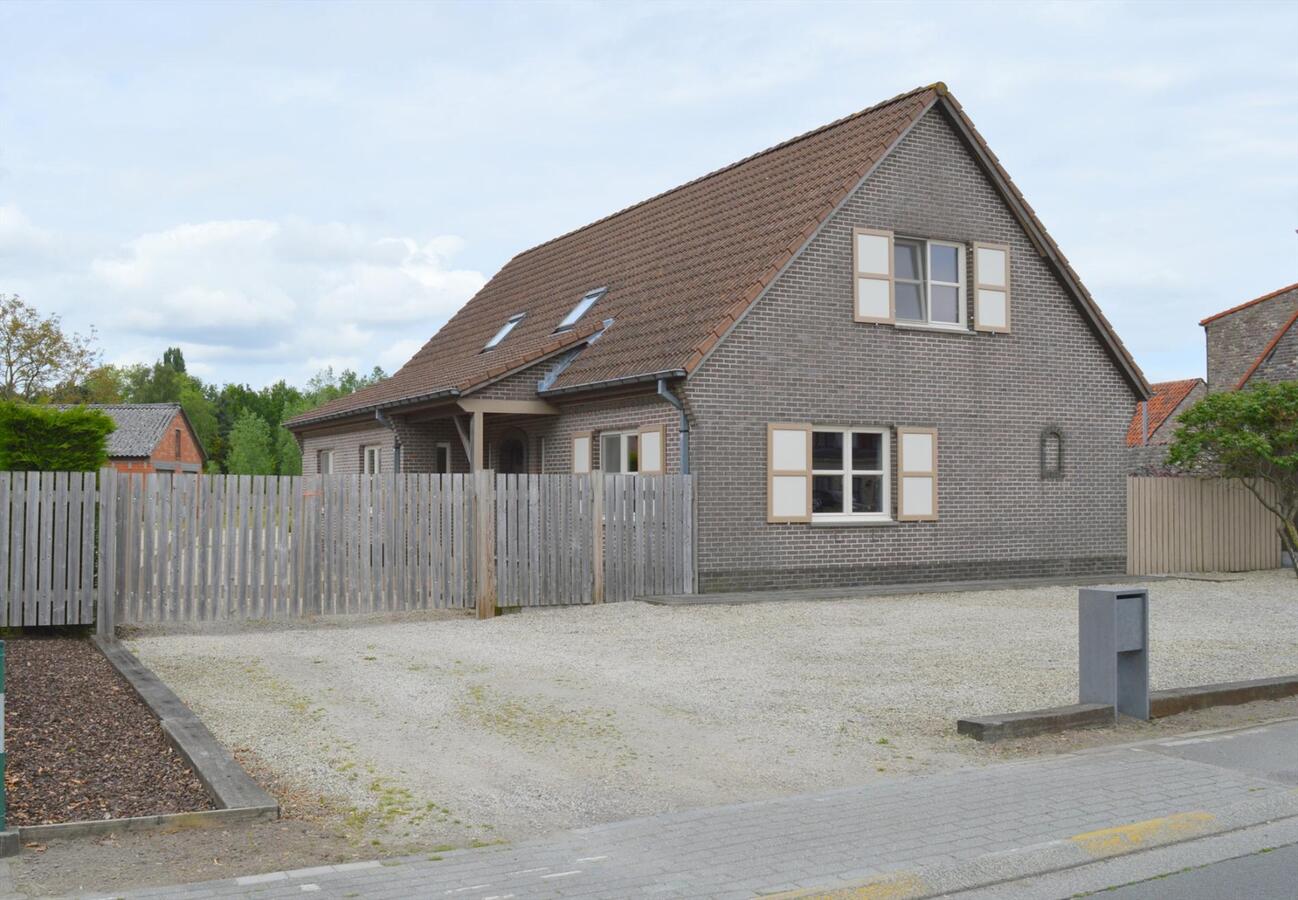 Ruime woning met stalgebouw op 6.723m² te Waarschoot 