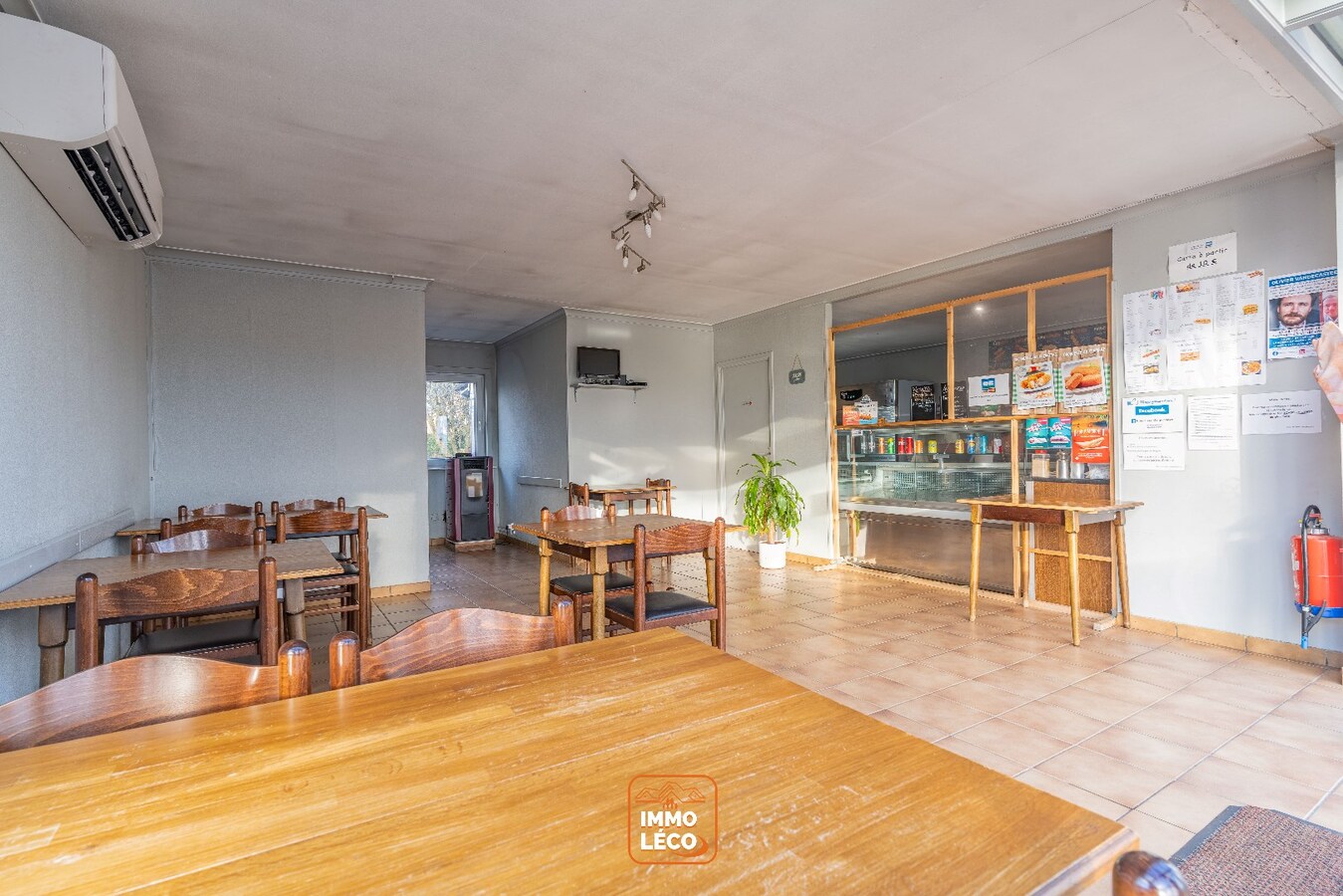 Bâitment et terrain à bâtir à Marquain située sur un axe principal 