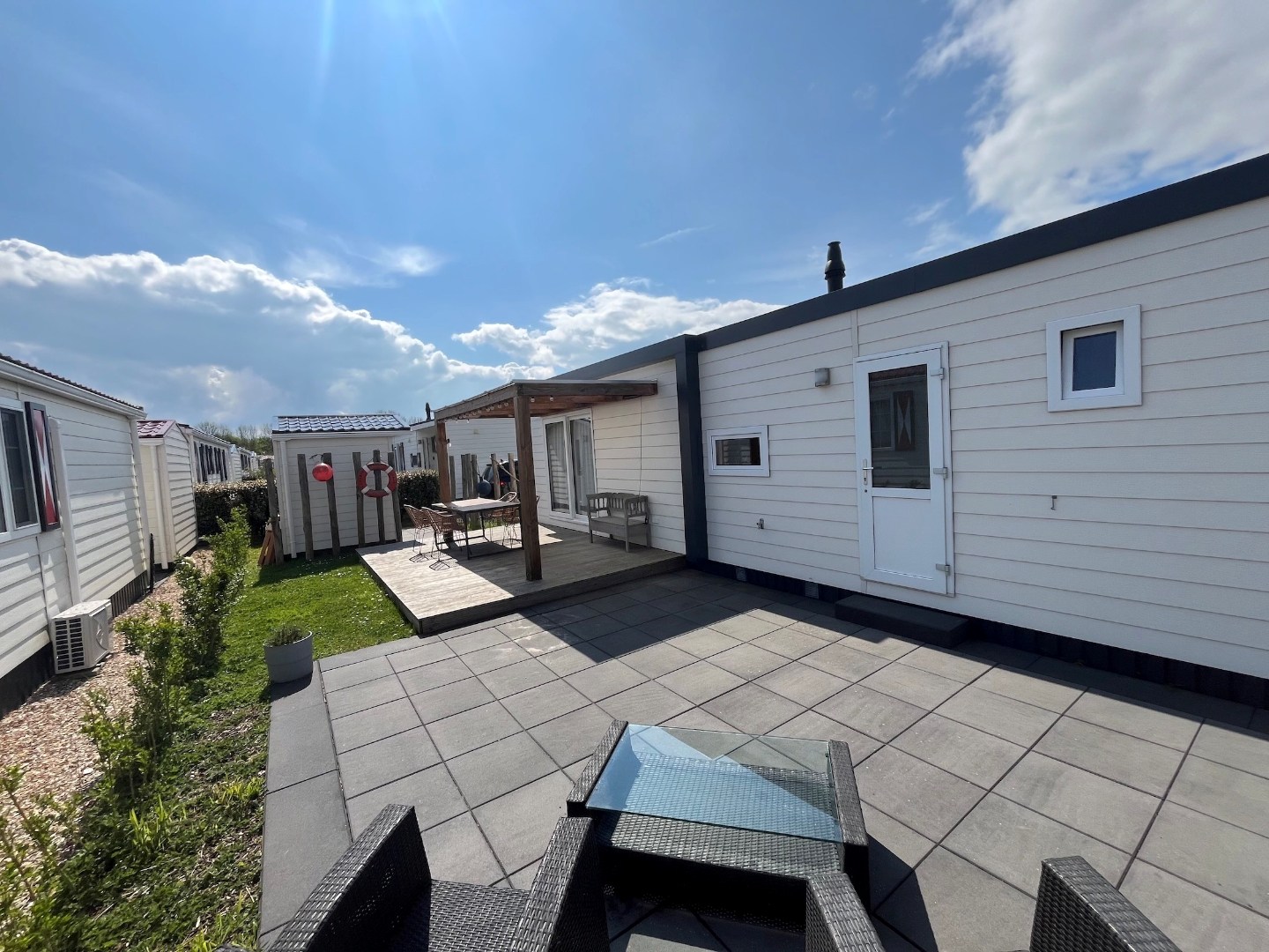 Ontsnap aan de dagelijkse hectiek en geniet van een welverdiende vakantie in deze charmante chalet (nr. 245), te koop aangeboden op park Duinzicht in Koudekerke! 