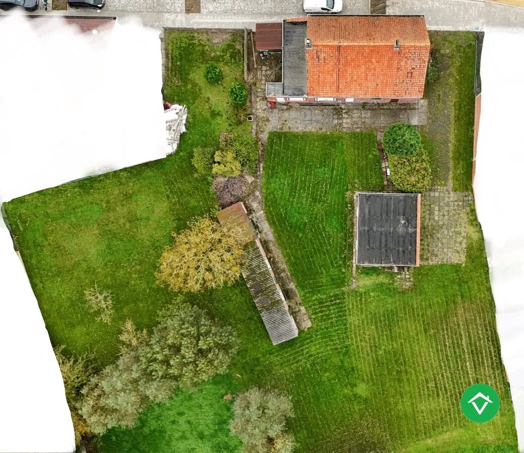 Te renoveren woning met 3  slaapkamers en bijhorend stuk grond te Koekelare 