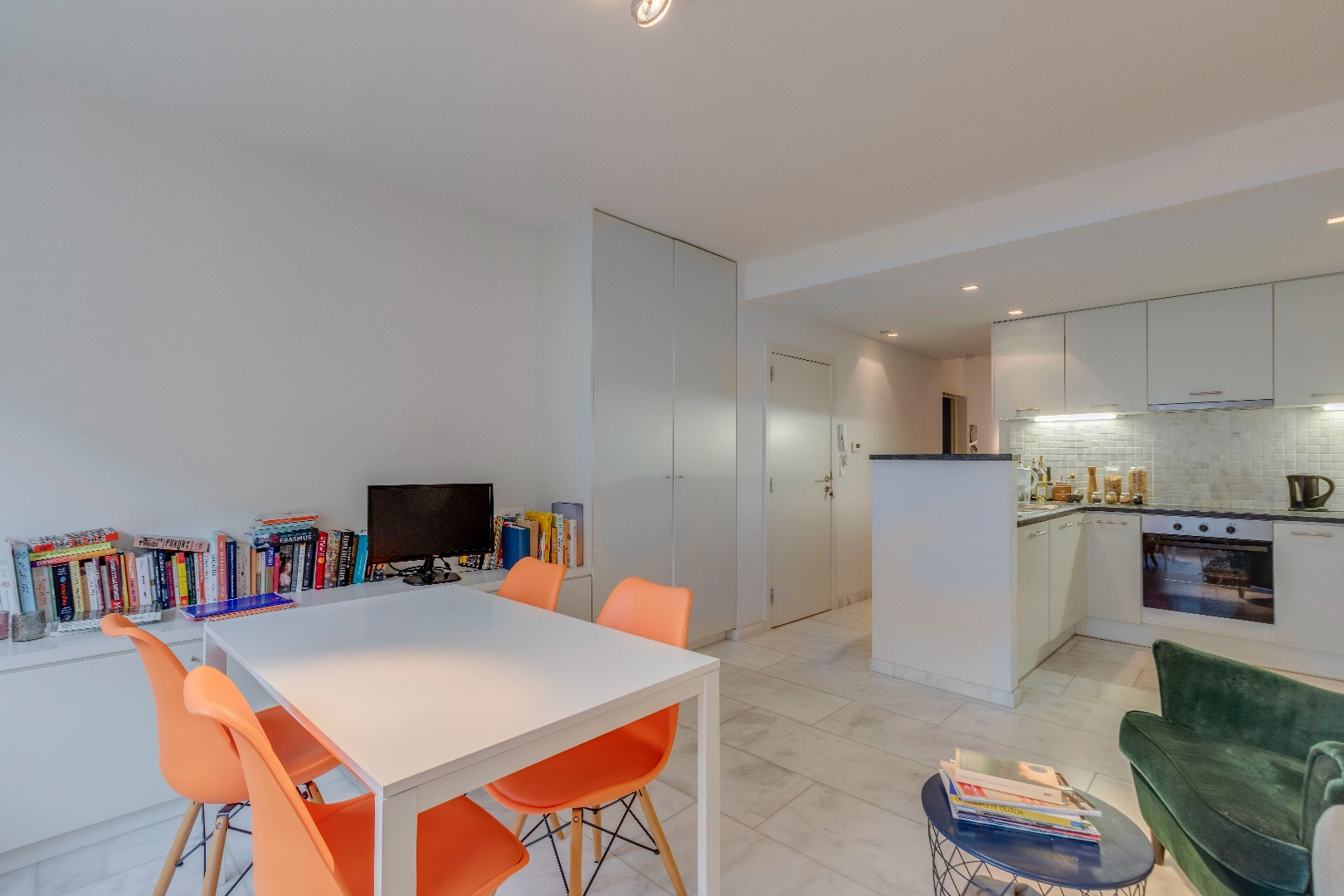 Zeer ruim 1-slaapkamer appartement met bureauruimte te  centrum Gent 