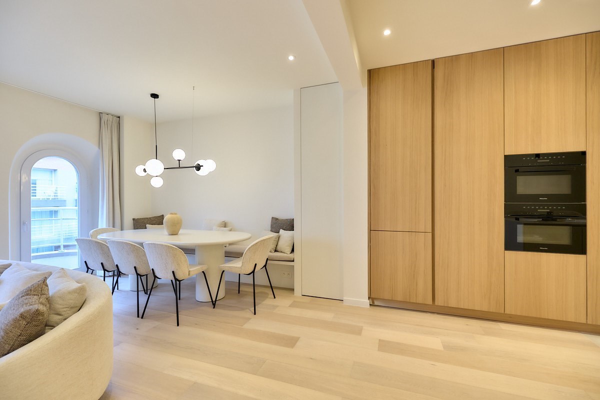 Appartement entièrement rénové avec 4 chambres, situé au centre de Knokke, près de l'avenue Dumortier, avec vue latérale sur la mer. 