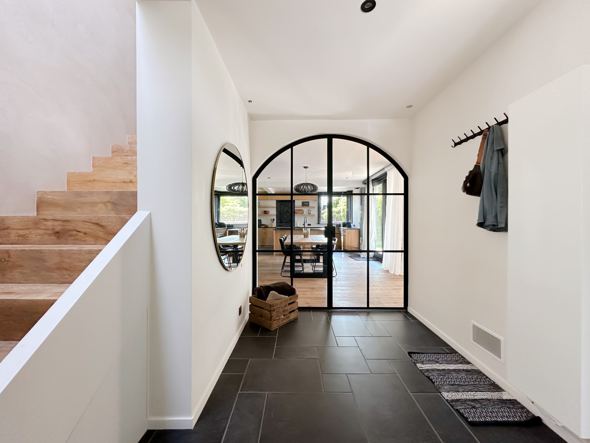 Gezellig gerenoveerde alleenstaande villa met 3 slaapkamers en een prachtige tuin centraal gelegen in een doodlopende villawijk in Knokke. 