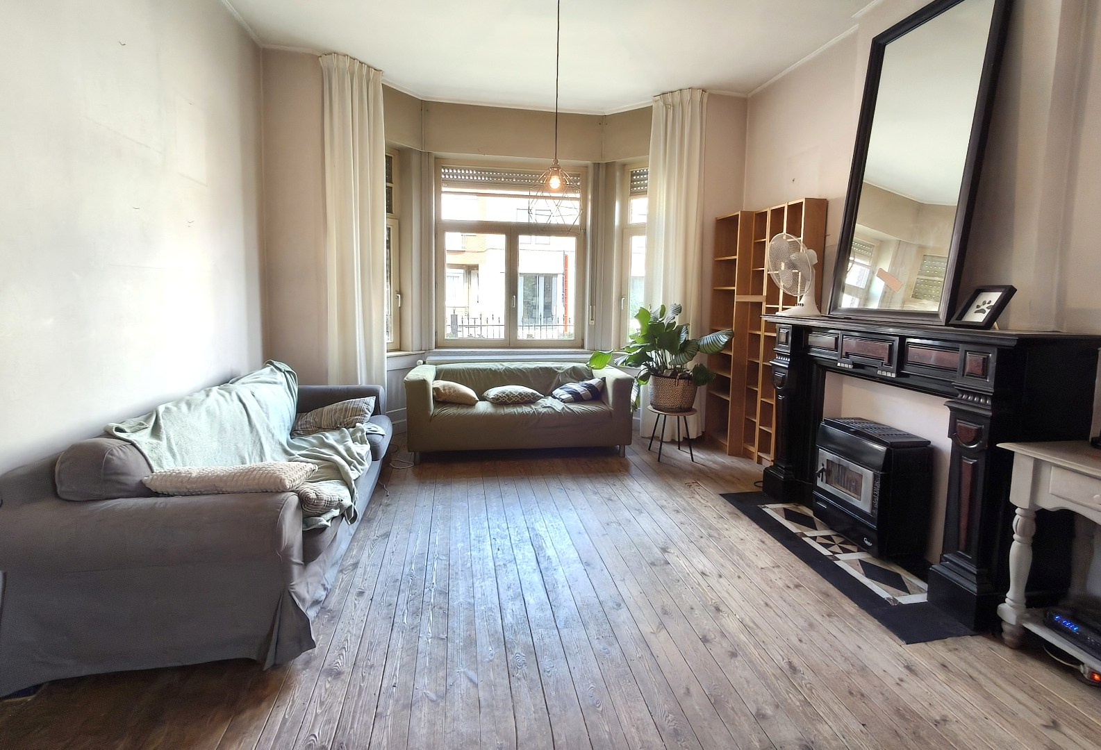 RUIME WONING MET GROTE TUIN EN GARAGE 