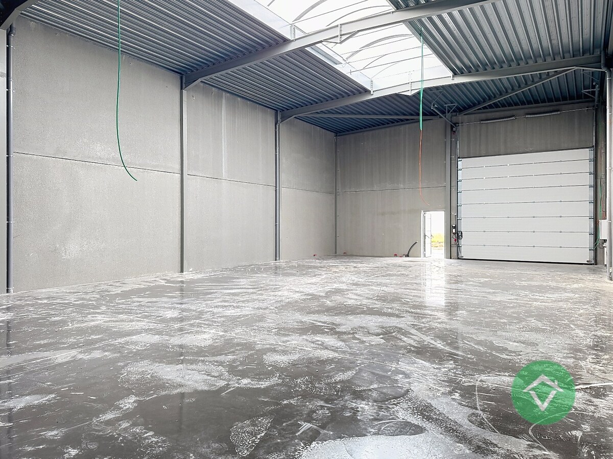 Nieuwbouw loods KMO-UNIT te koop – 256 m² met 1 parkeerplaats inbegrepen op de industriezone te Aartrijke 