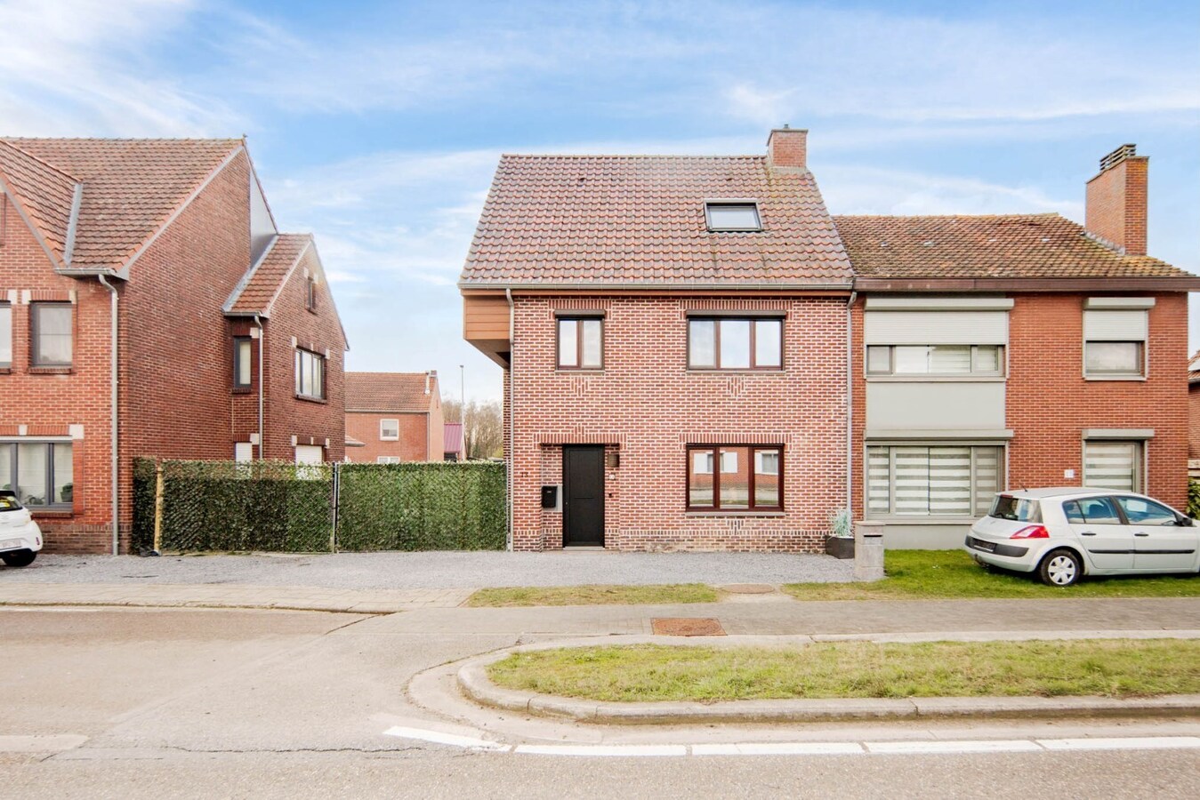 Gerenoveerde, goed onderhouden woning nabij het centrum van Bree mét een grote garage/werkplaats bereikbaar langs de Filterstraat aan de achterzijde van de woning! 