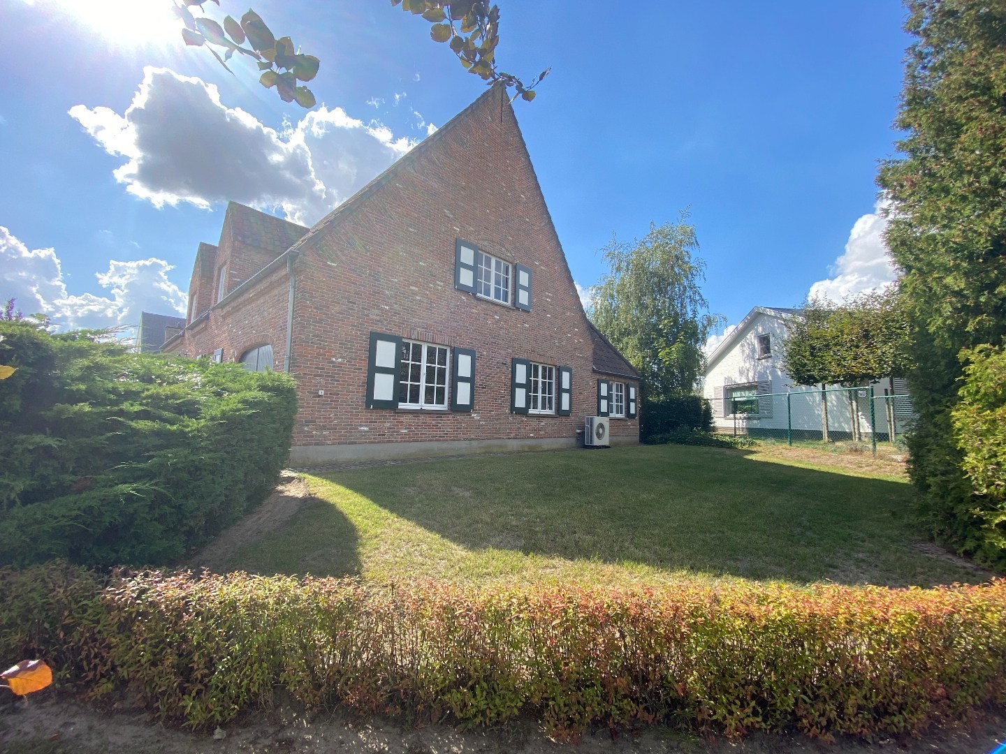 Charmante landelijke villa op een toplocatie in Waregem! 