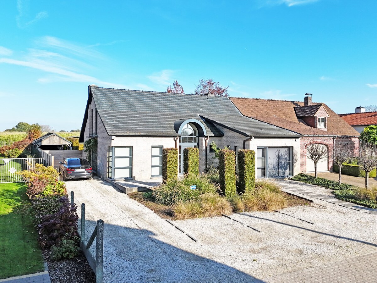 Ruime gezinswoning met knappe tuin te Erwetegem 