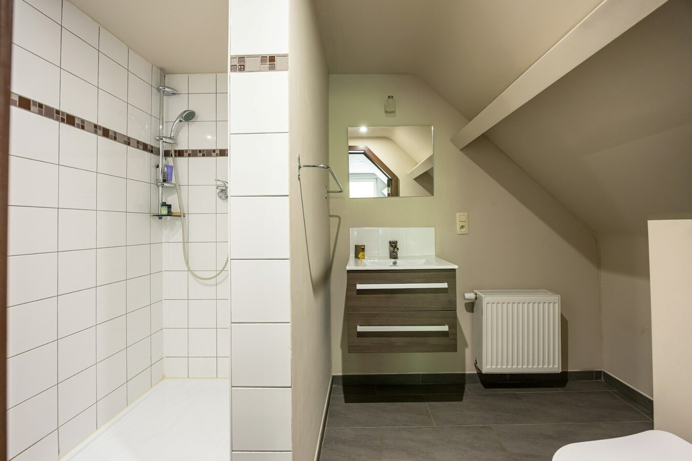 Zeer ruime woning (8 slpk + 8 badkamers) op een perceel van ca. 1.522 m² te Wijnegem/grens Schilde 