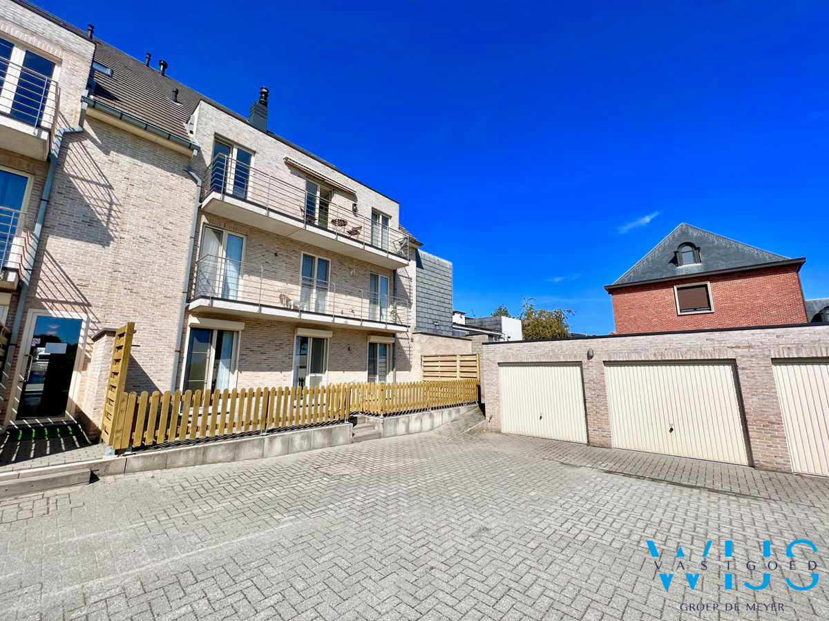 Gelijkvloersapp. met 3 slaapkamers &amp; garage in hartje Assenede ! 