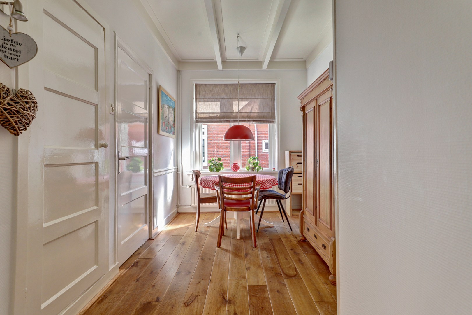 Vrijstaande woning met diepe zonnige tuin, overkapping en royale bijgebouwen 