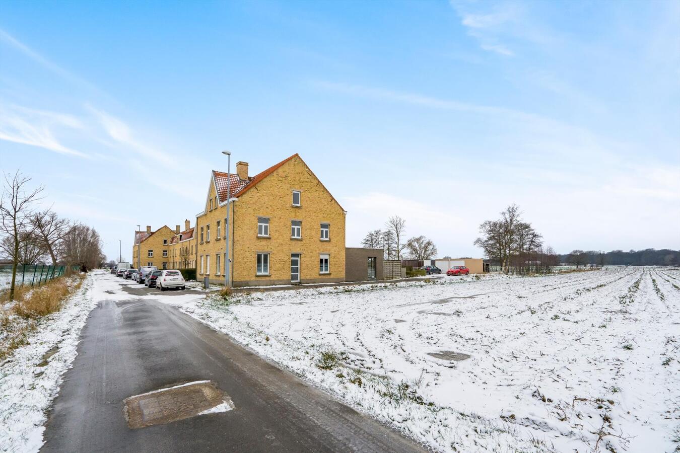 Landelijk gelegen, ruime halfopen woning met garage. 