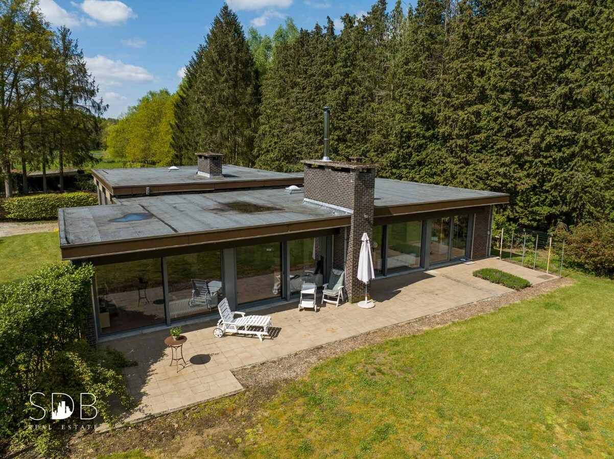 Vrijstaande gezinswoning in bungalowstijl met grasland op circa 1ha. 