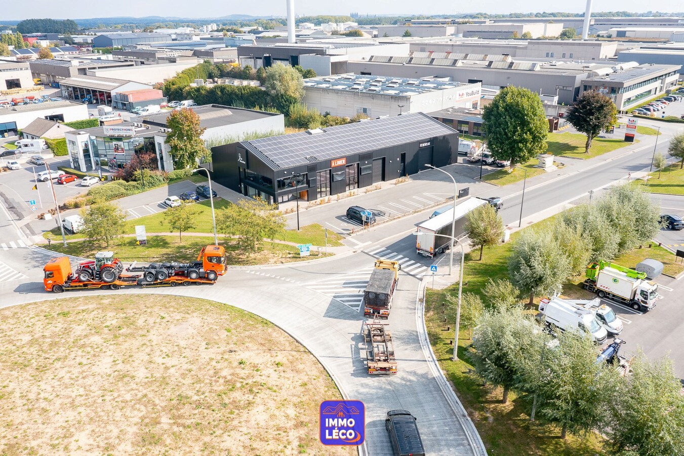 Show-Room rénové de 470m² offrant une situation exceptionnelle, parking et jardin. 