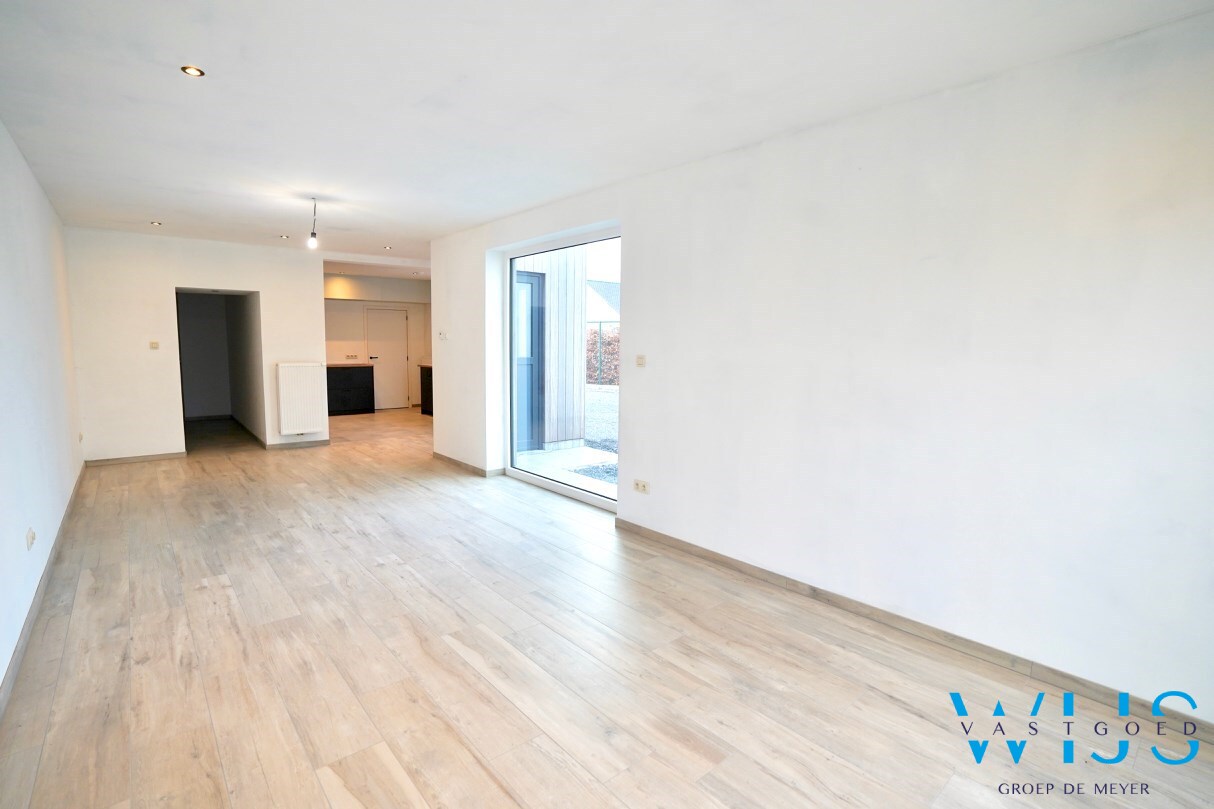 Volledig gerenoveerd woonhuis op 750m² in hartje Ertvelde ! 