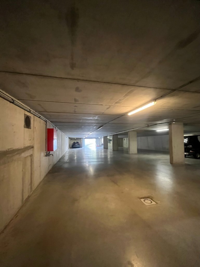 Garage double facilement accessible située dans l'avenue Elizabeth à Knokke au niveau -1. 