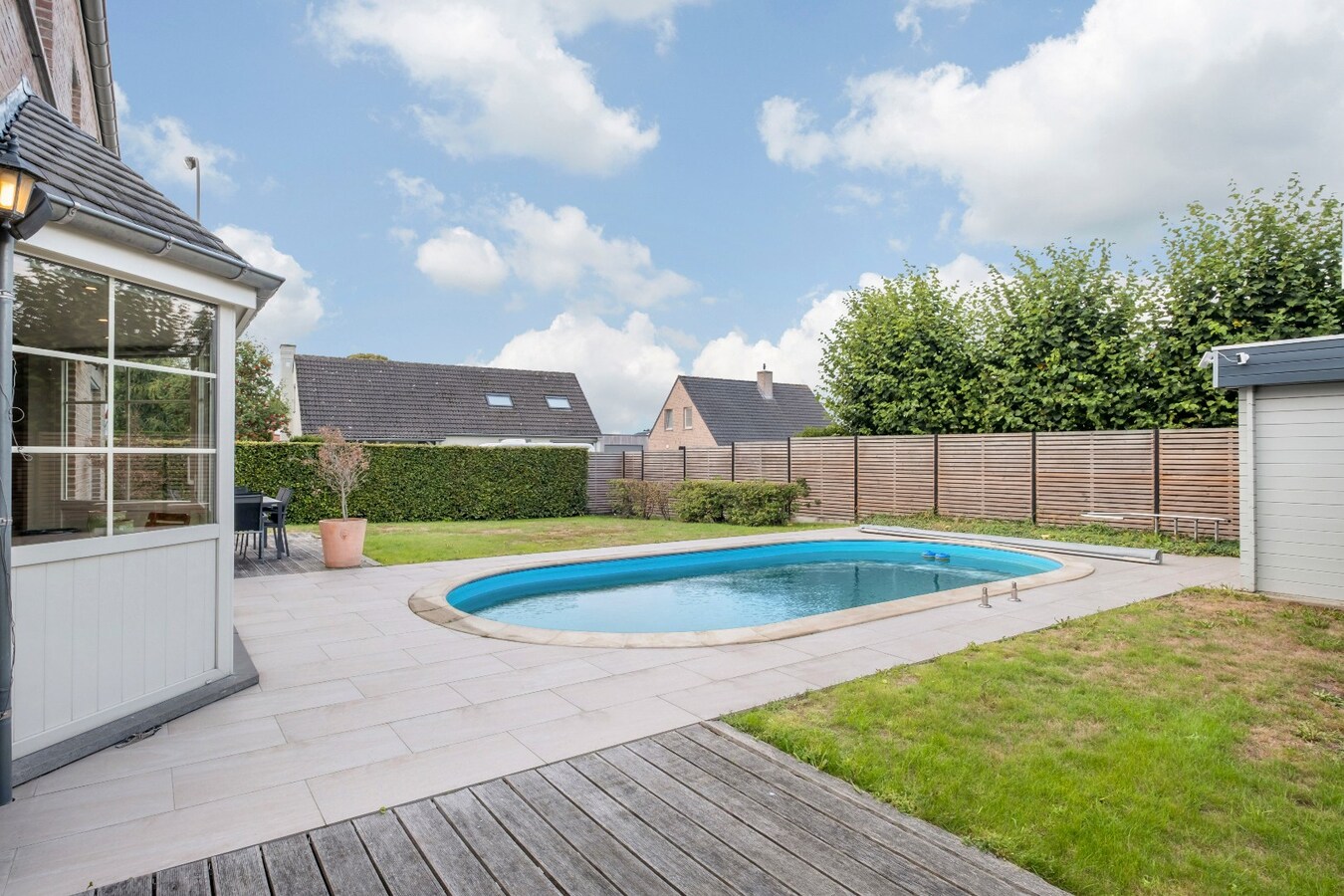 Stijlvolle villa met zwembad op rustige locatie te Bissegem/Heule te koop ! 