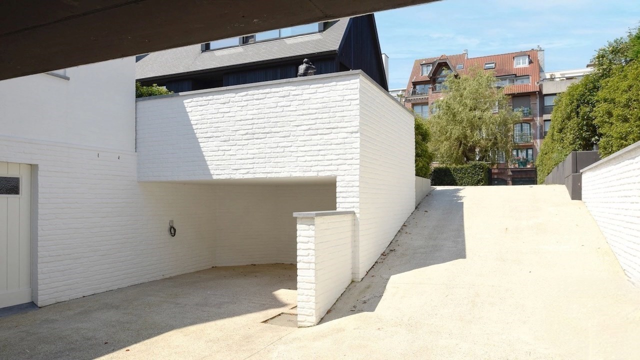 Gezellige villa in een paadje op een zeer centrale ligging, net naast het commerciële centrum van Knokke en op wandelafstand van de zee. 