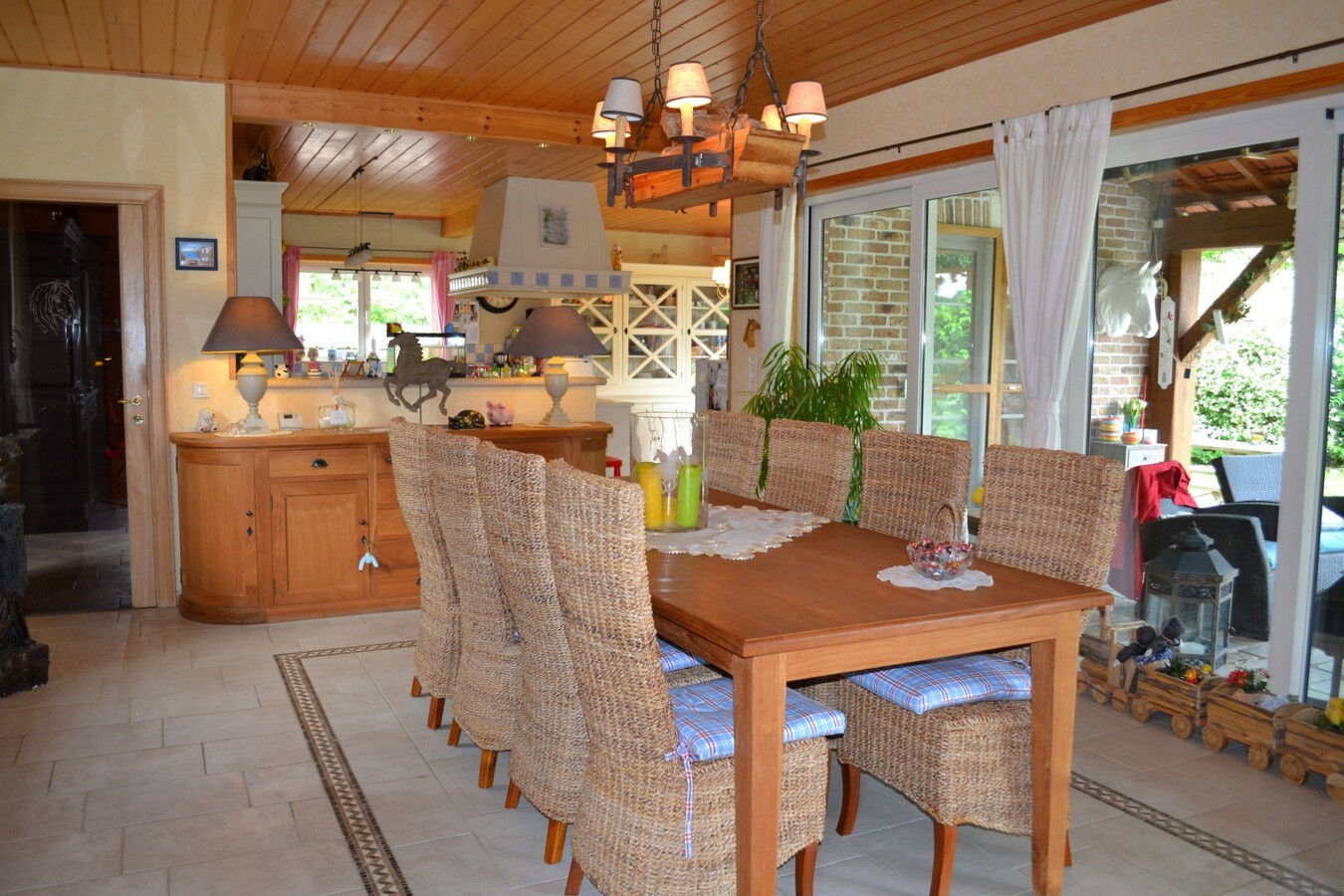 Récente ferme en carré d’environ 18a à Ninove avec possibilités de prairies supplémentaires 