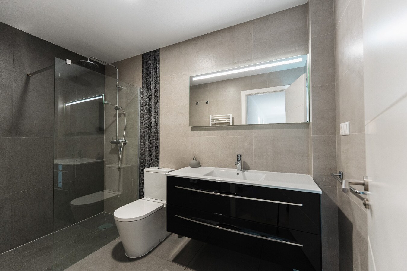 Deze uitzonderlijke villa biedt een unieke combinatie van luxe, volledige privacy en een prachtige zuidoriëntatie in het gegeerde Solpark. 