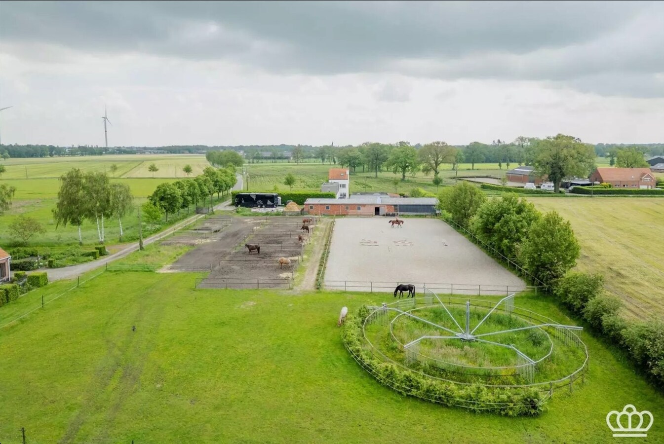 Magnifiquement située, charmante maison avec des installations pour chevaux sur environ 1,8 ha à Essen. 