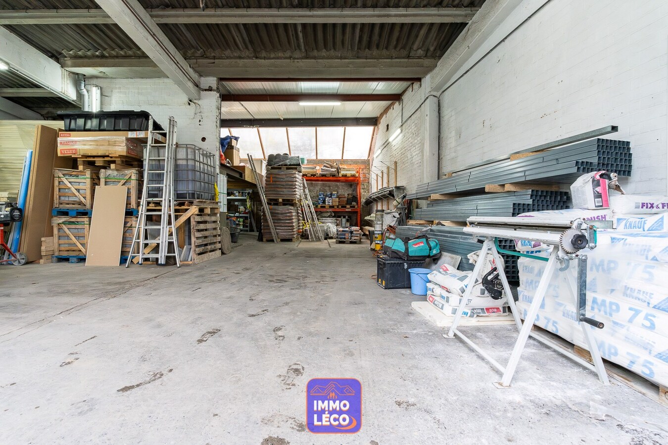 Entrepôt de +/- 190m² avec grand parking, RARE à LA VENTE !! 