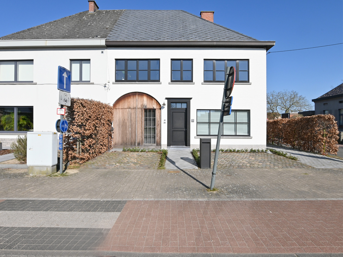 Prachtig gerenoveerde Herenwoning met zwembad te Gavere. 