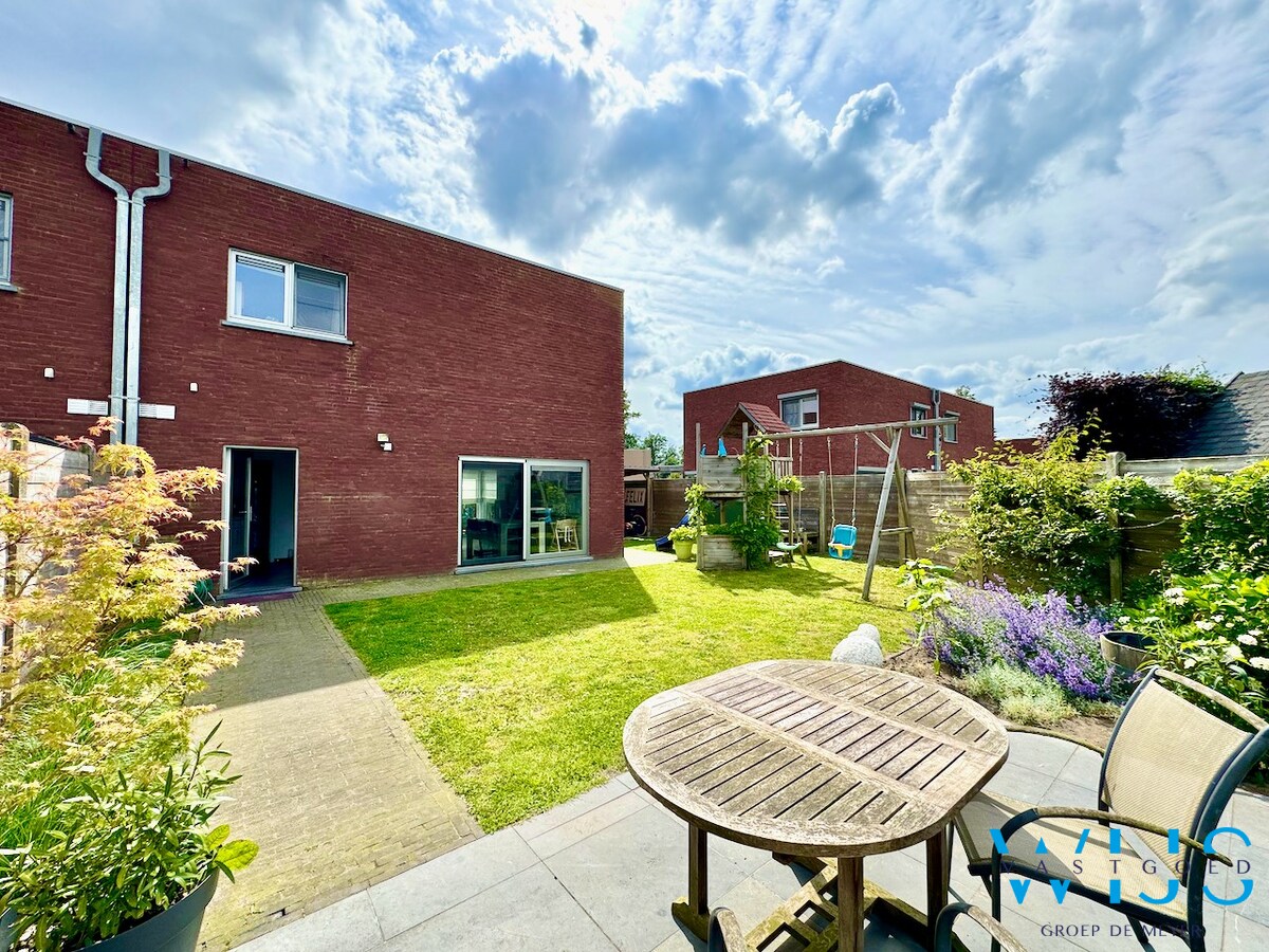 Tof woonhuis in gegeerde woonwijk te Lembeke ! 