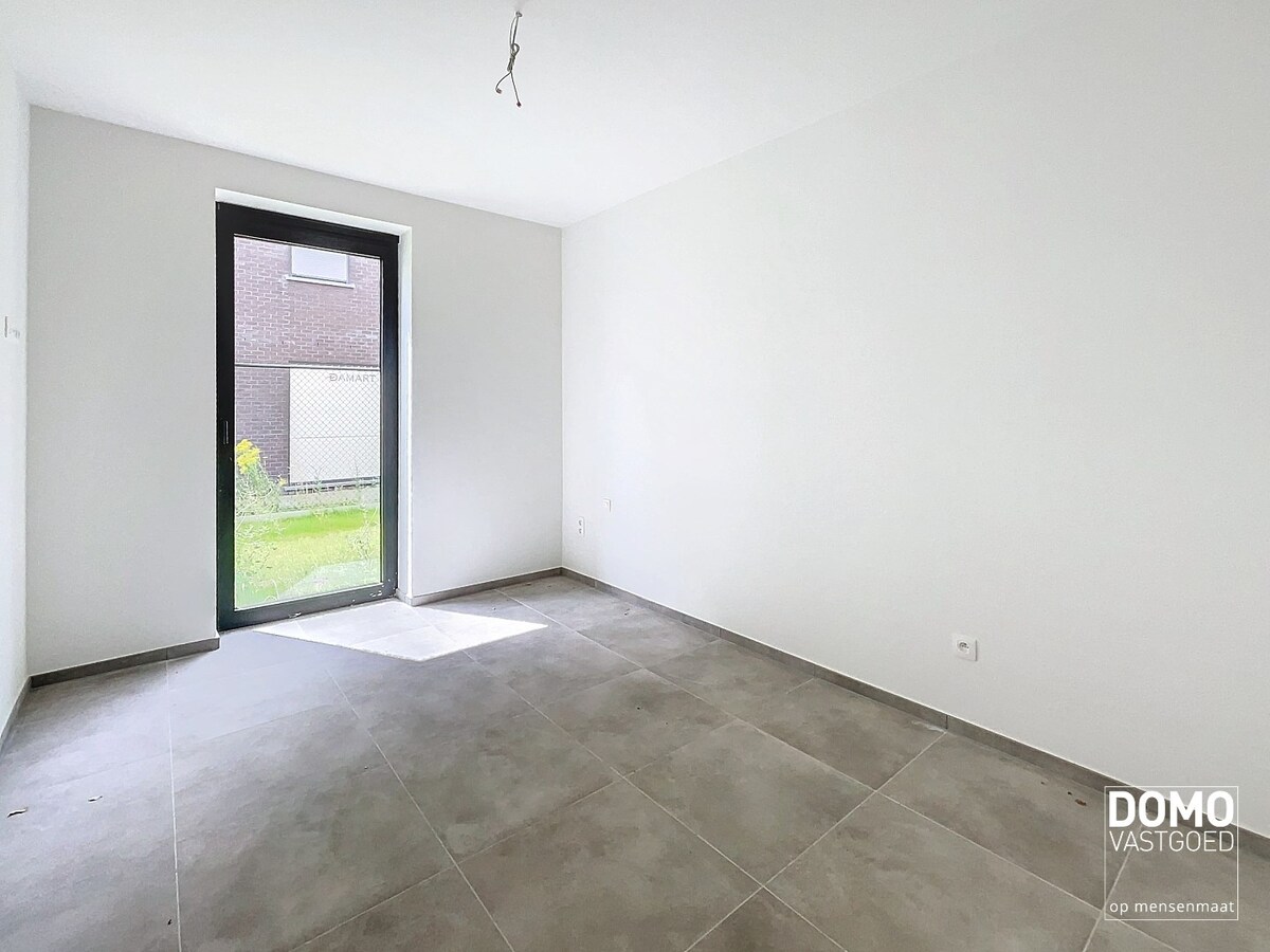 GELIJKVLOERS NIEUWBOUWAPPARTEMENT MET RUIM TERRAS, TUIN &amp; 2 SLAAPKAMERS TE MAASMECHELEN 