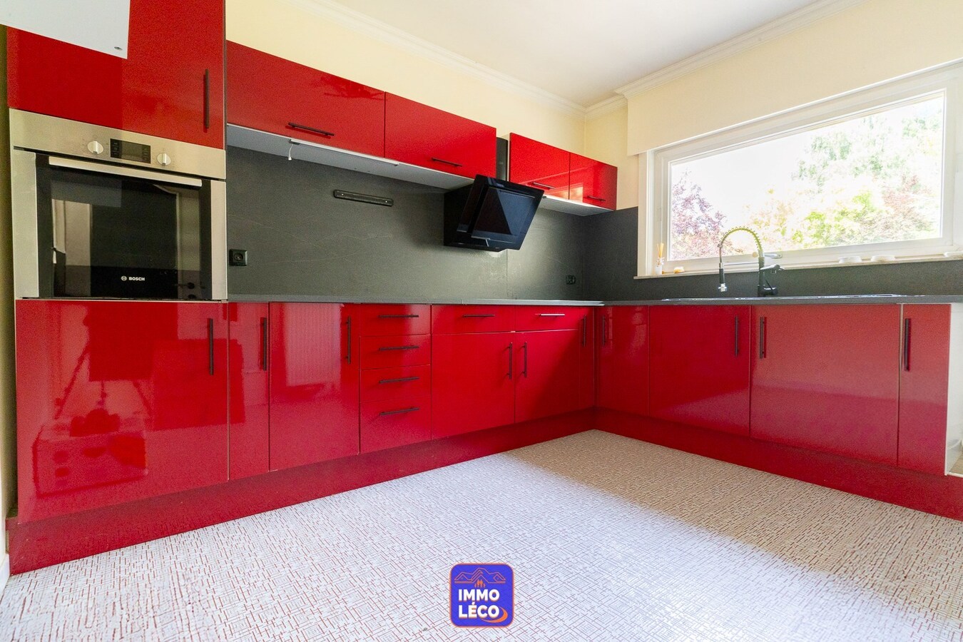 Villa "Semi Plain-Pied" érigée sur 2840m² avec grand étang, 2 garages &amp; parking privatif. 