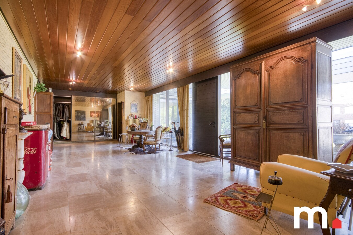 Unieke Villa te Roeselare op 2258m² met 28 zonnepanelen en 432m² bewoonbare oppervlakte! 